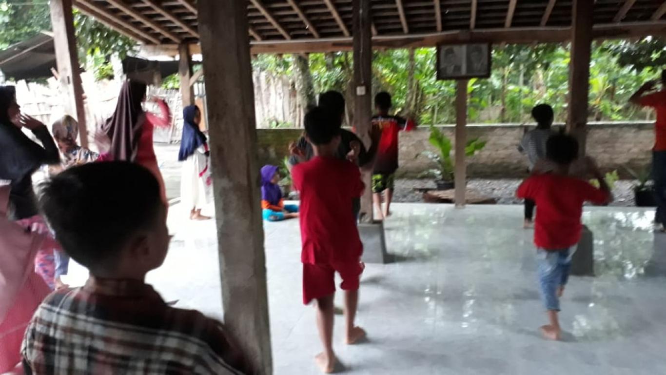 KEGIATAN MENARI KEBUDAYAAN JAWA DI DUSUN PRANTI